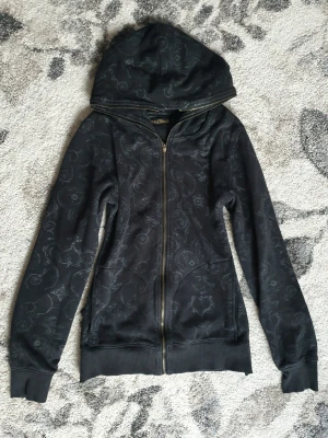 Y2k vintage zip hoodie - Hoodie från Saints & Mortals, har blivit insydd och passar som xs/s! 🖤 