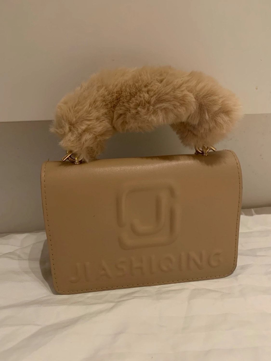 Beige handväska med fuskpälsdetalj - 1