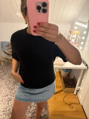 Svart stickad topp med kort ärm - svart stickad t shirt från gina tricot.