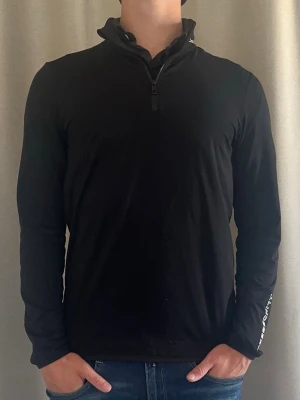 J.Lindeberg halvzip (Golf) - Tjena! Säljer en J.Lindeberg halvzip. Skick 9/10. Storlek XS. Nypris: 1299:-