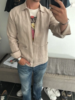Linne-Overshirt från Levine  - Linneovershirt i riktigt bra skicka från Elvine. Nypris på denna ligger på 1599kr. Hör av dig vid funderingar! 👍