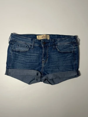 Hollister lågmidjade jeansshorts - 👕 Plagg: Jeansshorts                                                          📏 Storlek: Midjemått 38 cm                                                                                                            ✨ Skick: Fint skick                                                        💬 Vid frågor är det bara att skriva!                                                                                          🛍️ Gramenti