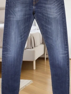 Blå slim fit jeans från LEE - Säljer ett par blå slim fit jeans med snygga tvättade detaljer och lätt slitna partier. Jeansen har klassisk femficksmodell och normal midja. Perfekta för en avslappnad och trendig look.