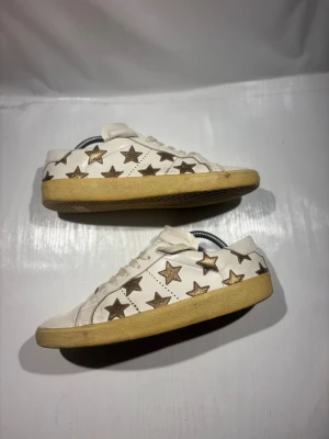 Saint Laurent skor  - Hej! Säljer nu mina skor från märket Valentino, storlek 42 bra skick, allt på bilden ingår. Tveka inte på att höra av dig om du har frågor eller funderingar kring skorna! 