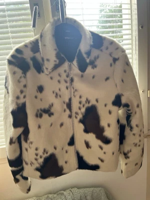 Viral faux fur jacka från Gina tricot - Säljer en trendig fuskpälsjacka från Gina. Den är i mycket bra skick