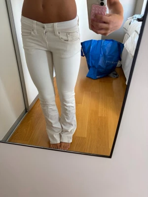 Vita bootcut jeans från Perfect Jeans - Säljer ett par vita bootcut jeans från Perfect Jeans i storlek 34. Jeansen har klassisk femficksdesign, normal midja och är tillverkade i ett stretchigt denimtyg som sitter snyggt. Perfekta för dig som gillar en clean och fräsch look.