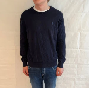 Polo Ralph Lauren Slim Fit Prima Cotton Sweater Blue Men's - Marinblå stickad tröja i bomull, slim fit, pre-owned i mycket gott skick.