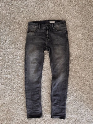 Tiger of sweden jeans  - Snygga grå tiger of sweden jeans med tvättad look i slim fit. Jeansen har en modern faded tvätt och  stretch tyg. Använd ett fåtal gånger. Modellen heter pistolero och dom är i storlek W29 L32. Priset kan diskuteras.
