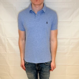Polo Ralph Lauren Slim Fit Polo Light Blue - Ljusblå pikétröja i bomull, slim fit, begagnad i mycket gott skick.