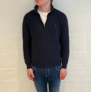 Polo Ralph Lauren Prima Cotton Half Zip Blue Men's - Marin huvtröja i 100% bomull, pre-owned i mycket bra skick.