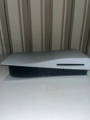 Playstation 5 spelkonsol - Säljer en Playstation 5, kontroll + laddare följer med