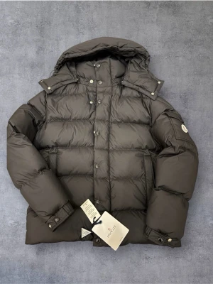 Helt ny jacka - Säljer en helt ny svart Moncler Vezere jacka i storlek 3 (L/M). Jackan är varm, bekvämt och passar perfekt för kalla vinterdagar. Skickar inom 24 timmar 🚚. Priset går att diskutera! Vid frågor eller önskemål om fler bild? Var vänlig och kontakta