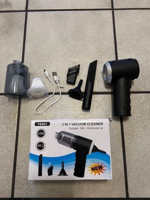 3-i-1 mini dammsugare USB - Kompakt USB-laddad 3-i-1 dammsugare för hem och bil. Flera munstycken och filter ingår. Behållaren har en tydlig spricka/skada, men påverkar inte funktionen. Perfekt för småstädning av tangentbord, bil eller små ytor. 