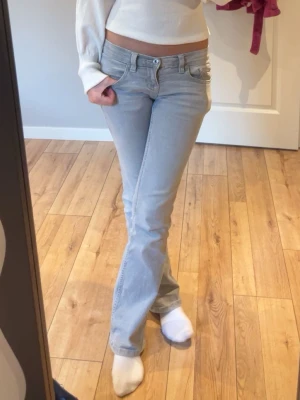 Ljusgrå bootcut jeans med låg midja - Jättefina ljusgråa jeans från Gina Tricot💕Använda men i fint skick, passar perfekt till vardags och är superbekväma💕