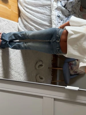 Bootcut jeans - Säljer dessa snygga utsvänga lågmidjade ljusblåa jeansen. Säljer för att de är lite tajta för mig, men passar bra i längden för mig som är 161! Jeansen är i nästan nyskick!