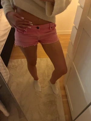 superfina rosa jeansshorts!! - knappt använda och inga defekter, står ingen storlek men skulle säga att de passar xs-s💗💗
