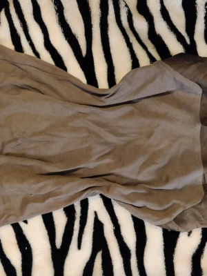 2000s topp - Snygg brun ärmlös topp från ITS International i mjukt och tunt material. Köpt second hand i thailand och är liten i storleken