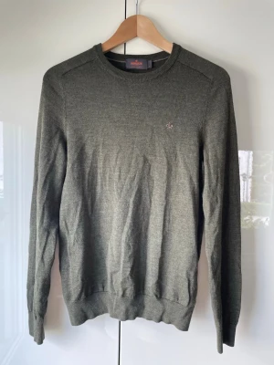 Olivgrön stickad tröja Morris  - Stilren olivgröna stickad tröjan i 100% merinoull från Morris. Storlek: S⭐️ Skick: 9/10🌟 Nypris 1599 och mitt pris endast 450💸. Hör gärna av er vid frågor eller funderingar! Modellnamnet heter: Merino Oneck. 