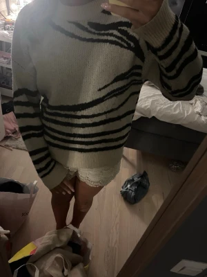 Stickad tröja  - Säljer denna superfina stickade från vila i storlek S nyskick❤️skriv vid funderingar❤️