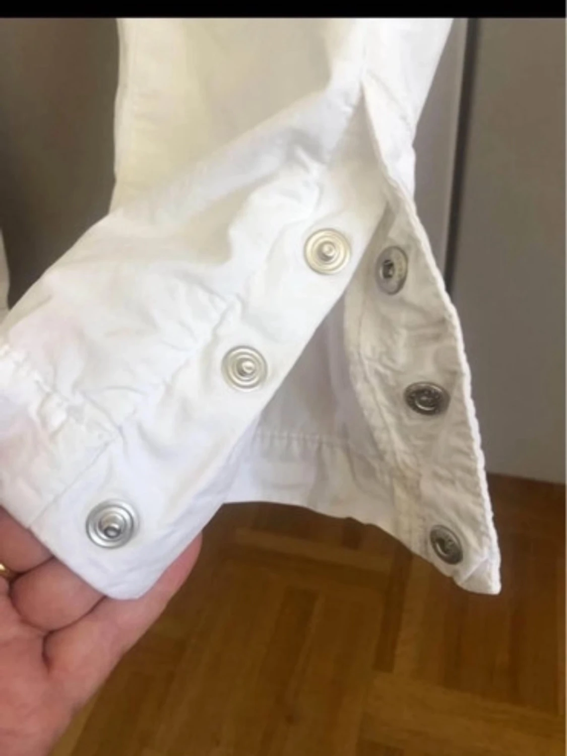 Vita byxor med broderad detalj - 3
