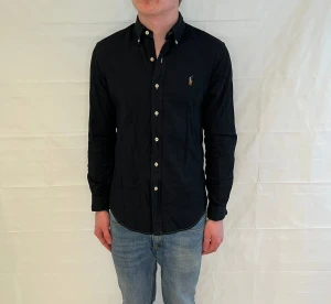 Polo Ralph Lauren Custom Fit Shirt Black Men's - Svart skjorta i 100% bomull, Custom Fit, begagnad i mycket gott skick.