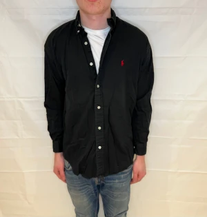 Polo Ralph Lauren Shirt Black Men's - Svart herrskjorta i bomull från Ralph Lauren, begagnad i mycket gott skick.