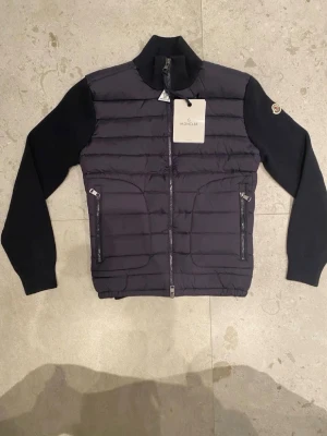 Marinblå Moncler cardigan  - Säljer min marinblå jacka från moncler, är storlek M men sitter som en S