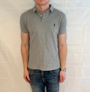 Polo Ralph Lauren Slim Fit Polo Grey - Grå slim fit pikétröja i 100% bomull, begagnad i mycket gott skick.