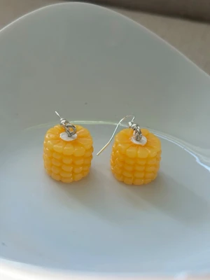 Örhängen majskolv🌽 - Örhängen med silverpläterade nickelfria örkrokar💕