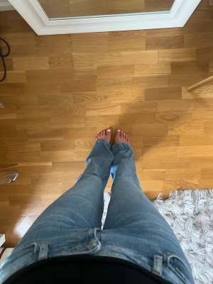 Low waist, ljusblå jeans från Zara - Low waist blå jeans från Zara, storlek 34. 