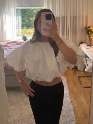 Poplintopp med ballongärm - Slutsåld. Polplintopp med ballongärm från Zara. Helt oanvänd med prislapp kvar.
