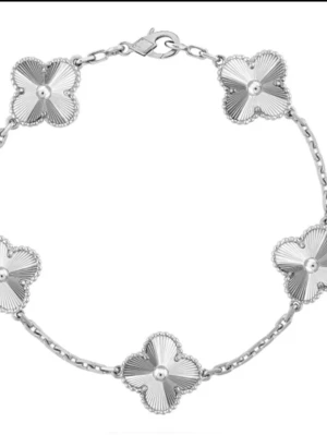 Silverfärgat armband med blommor - Snyggt armband i silverfärg med fem blommor som länkar. Blommorna har räfflade kronblad och en liten kula i mitten. Kedjan är tunn och har ett klassiskt lås. Perfekt för dig som gillar stilrena och eleganta accessoarer.