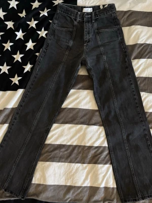 High-Waisted Dark Gray Straight Leg Jeans - High-Waisted Dark Gray Straight Leg Jeans  Very good pre-loved condition with one tiny snag/pull in the denim fabric on the back pocket (shown up close in the last photo)   Brand: Beyyoglu  Very good pre-loved condition with one tiny snag/pull in the denim fabric on the back pocket (shown up close in the last photo)    Color: Washed Black / Charcoal / Dark Gray    Waist: 31cm Inseam: 75cm Crotch rise: 29cm   Y2K denim, contrast seam jeans, straight leg, high rise, washed black denim, alt aesthet