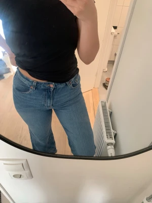 Blå raka jeans med hög midja - Säljer ett par klassiska blå jeans med rak passform och hög midja. Som nya men säljs då de är lite korta för mig som är över 180.  🌸