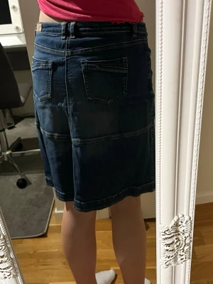 Mörkblå jeanskjol med fickor - Säljer en mörkblå jeanskjol i klassisk modell med fickor både fram och bak. Vid frågor skriv.💕✨