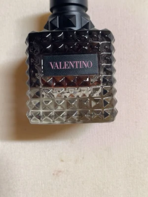 Valentino Eau de Parfum Intense 50 ml - Säljer en lyxig parfym från Valentino, Eau de Parfum Intense. Perfekt för dig som gillar exklusiva dofter och snygg design på parfymflaskan.