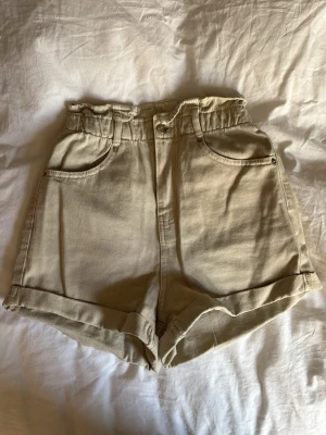 Shorts beiga - Ljus beiga shorts från Gina tricot! Använda 1-2 gånger:)