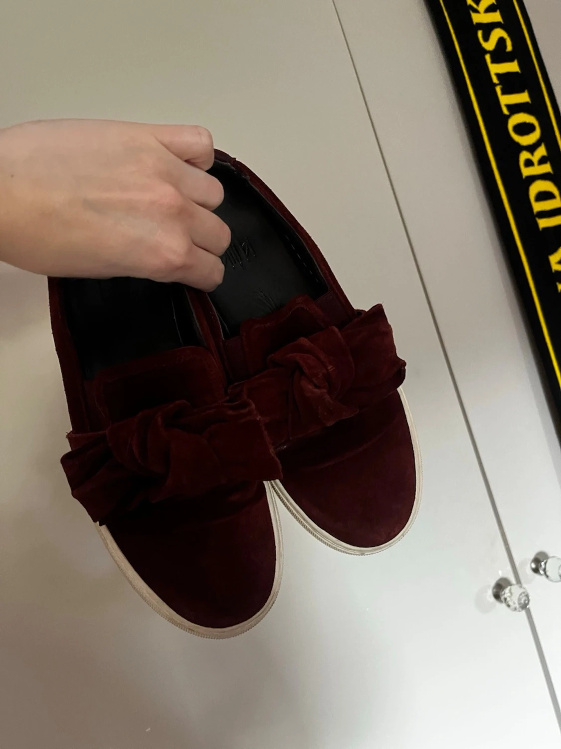 Vinröda sneakers med rosett - 3