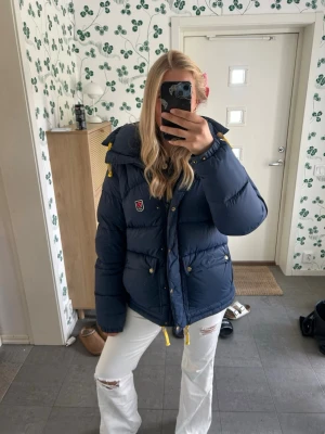 Fjällrävenjacka - Säljer nu min fjällrävenjacka i strl M för är sugen på en ny färg! Den är i bra skick och använd 2 säsonger varsamt. Hör av er innan ni trycker köp!Kan självklart skicka fler bilder!