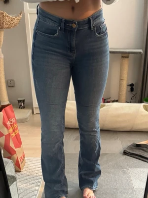 Blå bootcut jeans från vero Moda  - Fint skick Lite slitna, se bild  Storlek M32