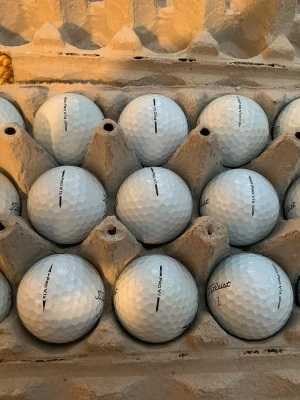 Golfbollar Titleist Pro V1x och V1 mix - Säljer 15 vita golfbollar av modellen Titleist Pro V1x. Bollarna har klassisk dimple-yta och tydlig märkning med modellnamn. Perfekta för dig som vill ha hög kvalitet på bannan.
