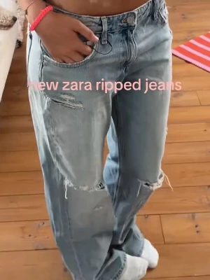 Ljusblå  jeans från Zara - Säljer ett par ljusblå jeans från Zara i storlek 32 helt oanvända med prislappen kvar❤️