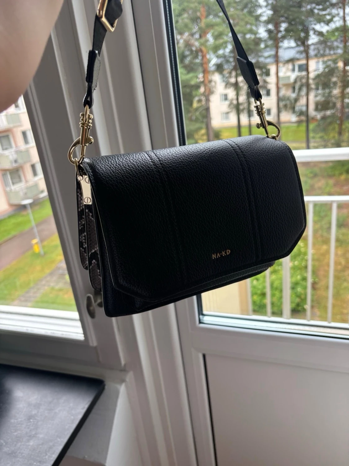 Svart axelväska från NA-KD - 2