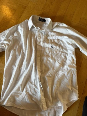 Ralph lauren skjorta - Den är i bra skick. Den stryks även den skickas, och den är såklart äkta. Vid frågor och funderingar så är det bara att skriva!