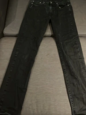 Svarta raka jeans - Säljer ett par svarta jeans med rak passform och klassisk femficksdesign. Jeansen har normal midja och är tillverkade i ett mjukt denimtyg. Perfekta för dig som gillar en enkel och stilren look.