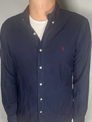 Ralph Lauren skjorta - Säljer en riktigt snygg och trendig Ralph Lauren skjorta i fint skick, storlek M, vid frågor är det bara att skriva //Gramenti