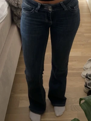 Low waist bootcut jeans  - Mörkblåa bootcut jeans med låg midja från Nelly i storlek 32💕 är knappt använda! (Jag är 165cm) 