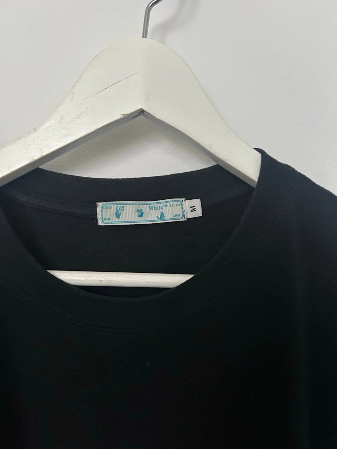 Svart t-shirt med OFF-tryck - 1