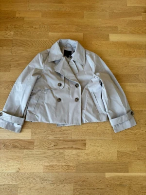 Kort trenchcoat - Säljer denna fina kappan/korta trenchcoaten. Aldrig använd och har kvar alla lappar 💕💕