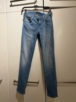 Ljusblå raka jeans från Lee - Säljer ett par ljusblå jeans från Lee med klassisk femficksmodell och raka ben.  Aldrig använda 